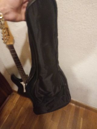 guitarra ibanez Gio con mini-amplificador y funda 