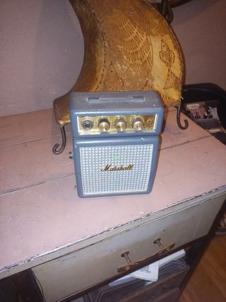 guitarra ibanez Gio con mini-amplificador y funda 