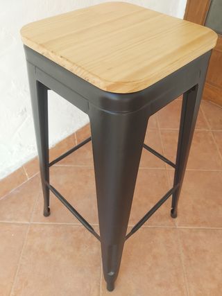 Mesas Altas y Taburetes