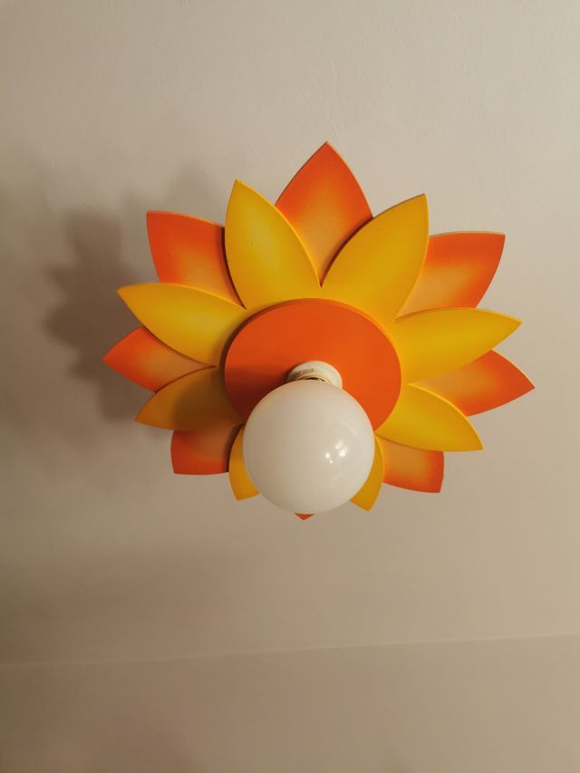 Lampara de techo en forma de sol.