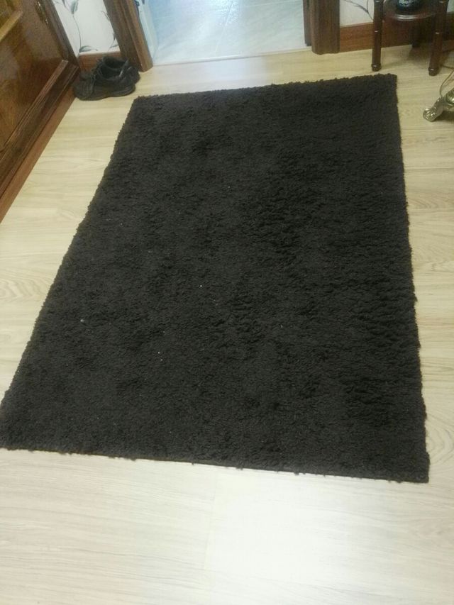 Alfombra marrón.
