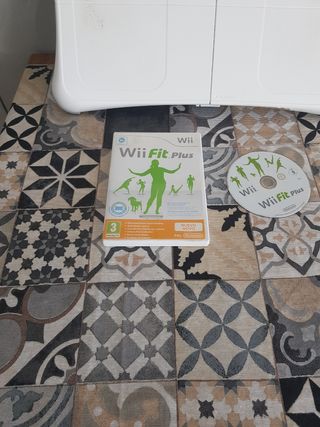 TABLA WII + JUEGO WII FIT PLUS