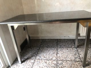 Mesa de granito negro y patas de acero inoxidable
