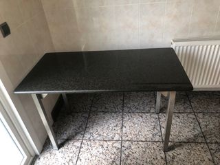 Mesa de granito negro y patas de acero inoxidable