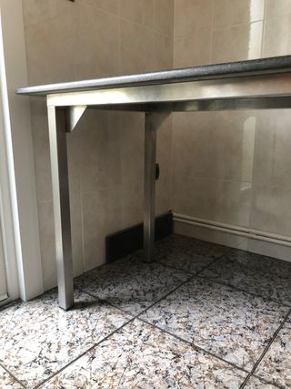 Mesa de granito negro y patas de acero inoxidable