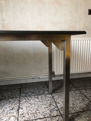 Mesa de granito negro y patas de acero inoxidable