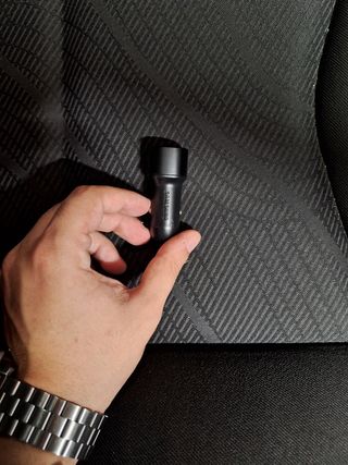 Cargador de mechero para el coche.