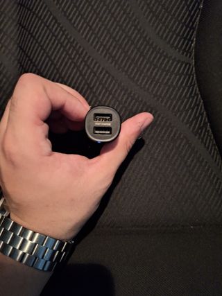 Cargador de mechero para el coche.