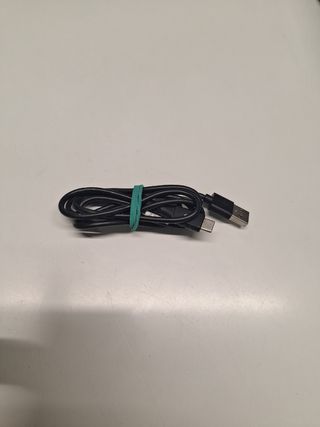 Cargador de mechero para el coche.