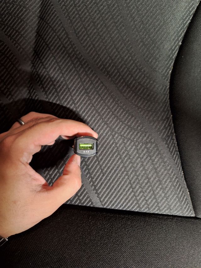 Cargador de mechero para el coche.