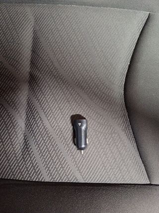 Cargador de mechero para el coche.