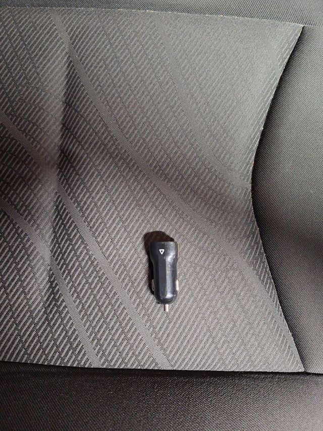 Cargador de mechero para el coche.