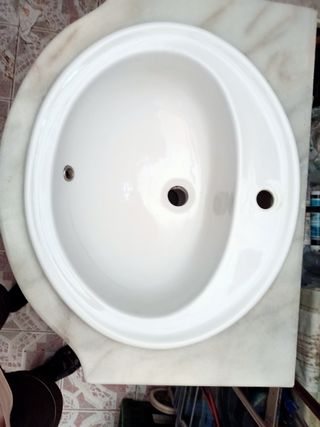 lavabo con encimera de mármol.