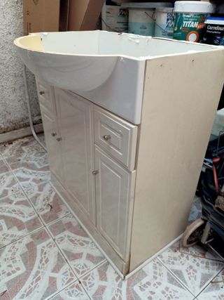 lavabo con encimera de mármol.