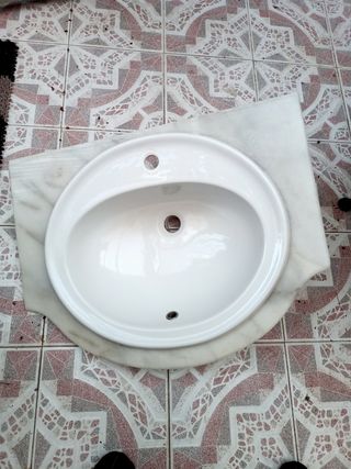 lavabo con encimera de mármol.