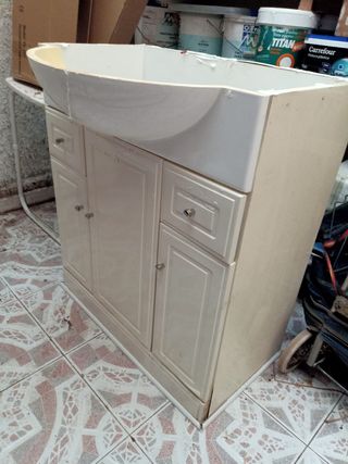 lavabo con encimera de mármol.