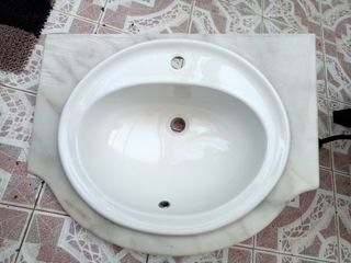 lavabo con encimera de mármol.