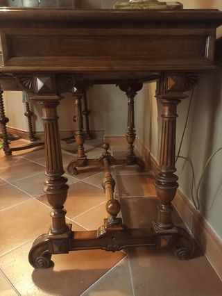 Mesa escritorio muy antigua