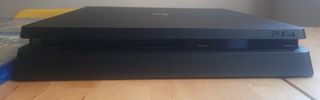 Play station 4 Slim 1 TB version negra.