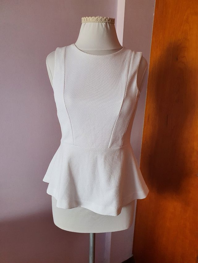 Top blanco con volante