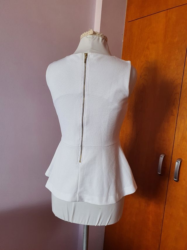 Top blanco con volante