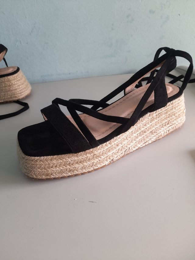 sandalias cuña negras
