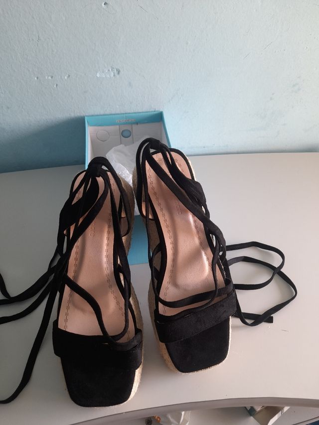 sandalias cuña negras