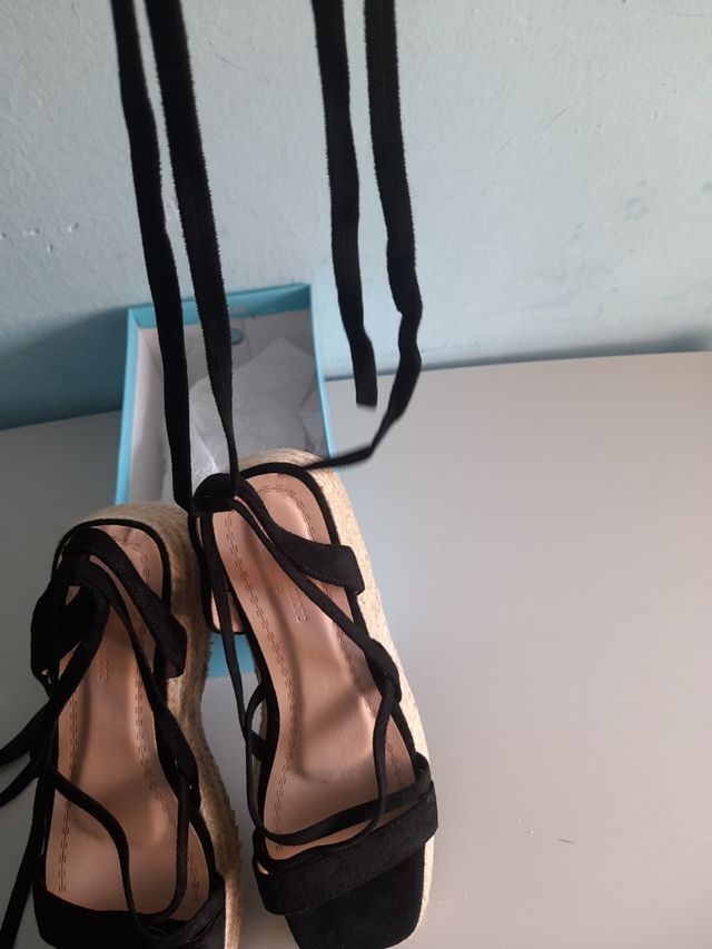 sandalias cuña negras