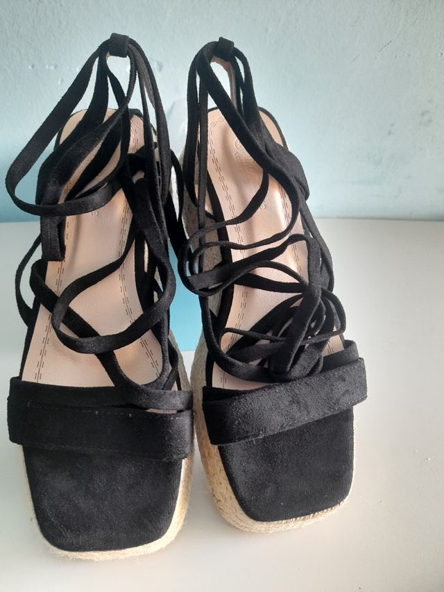 sandalias cuña negras