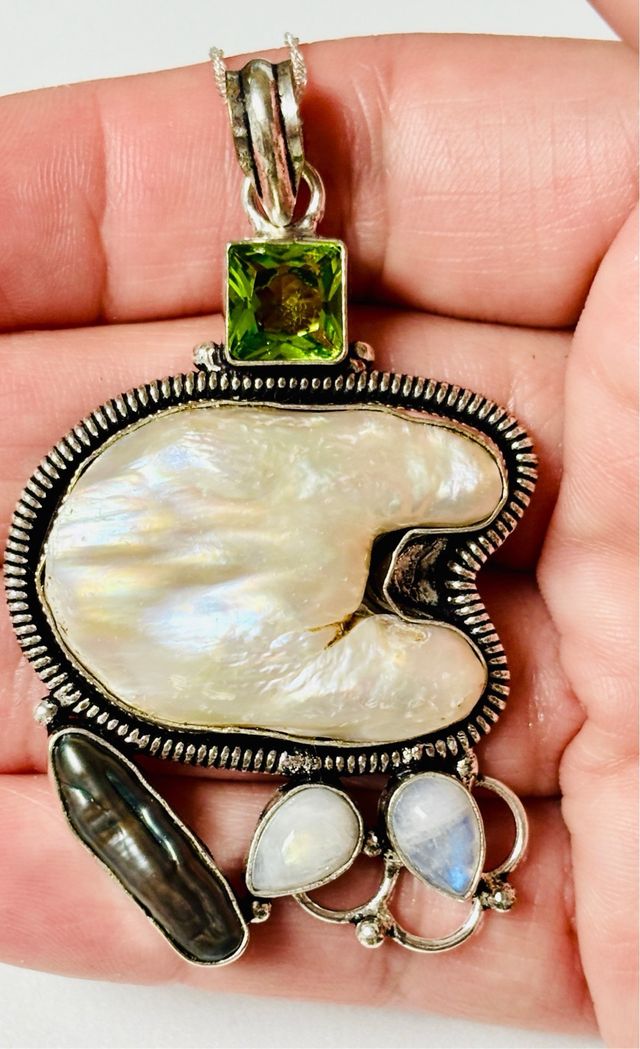 Colgante con perlas y gemas en plata de ley 925