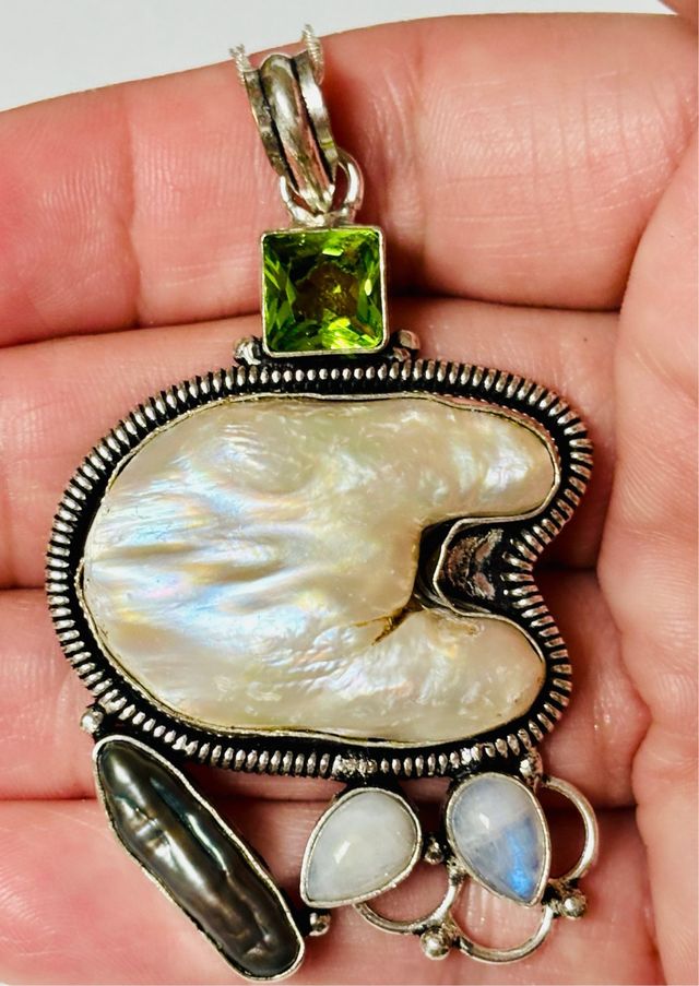 Colgante con perlas y gemas en plata de ley 925