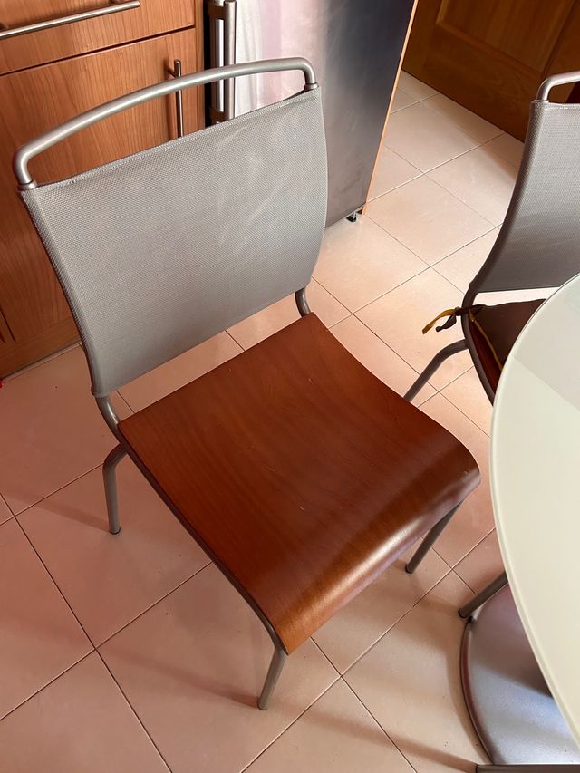 Conjunto mesa y 4 sillas