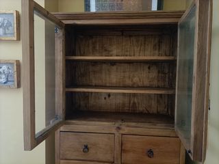 Alacena de madera de pino