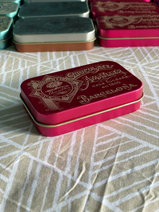 Cajitas de laton chocolates amatller