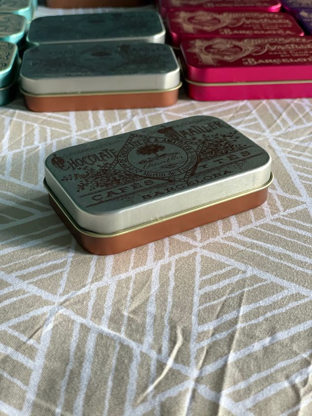 Cajitas de laton chocolates amatller