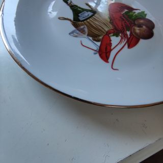 platos de porcelana sin uso. 