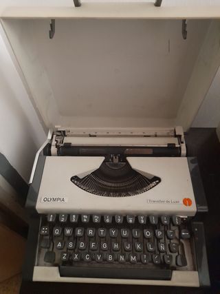 MAQUINA DE ESCRIBIR OLYMPIA TRAVELLER DE LUXE