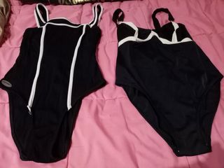 2 bañadores negros.