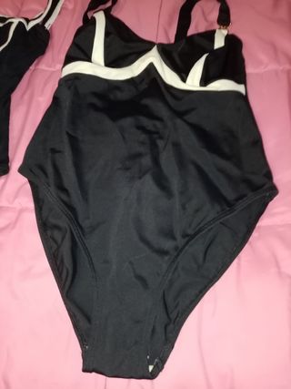 2 bañadores negros.