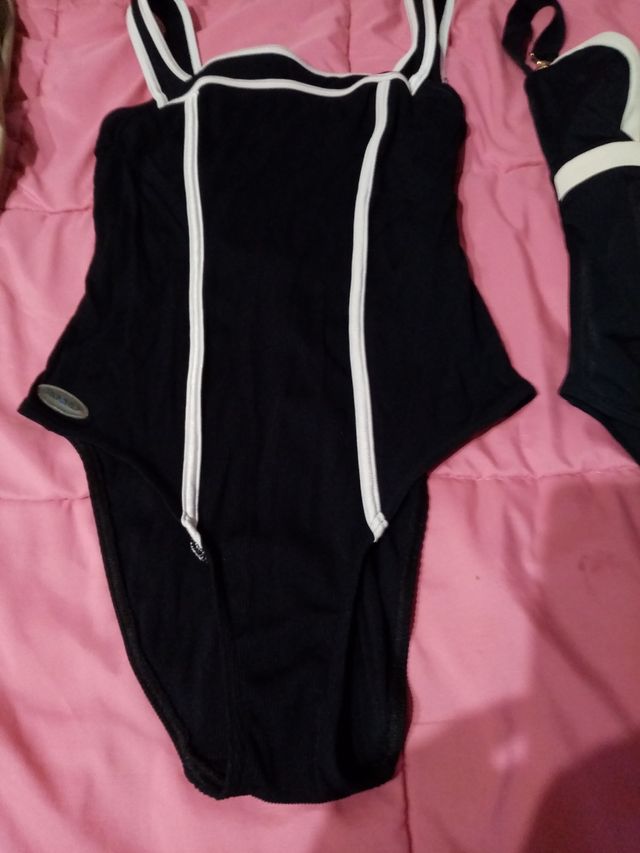 2 bañadores negros.