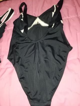 2 bañadores negros.