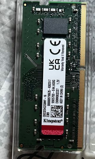 2 módulos de memoria RAM de 16GB cada uno.