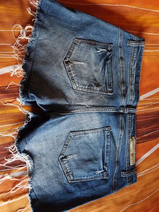 pantalón corto vaqueros Stradivarius talla 42