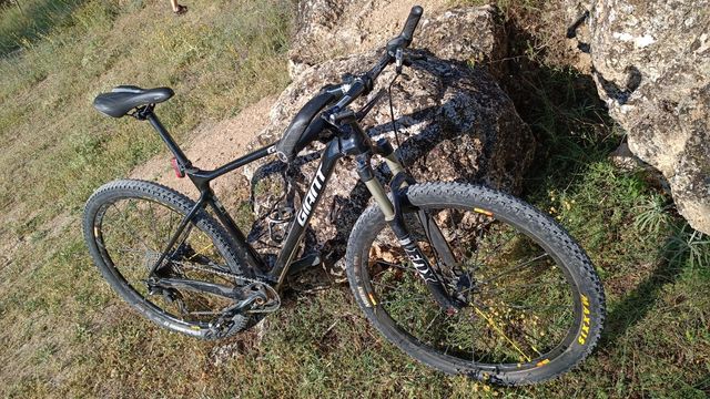 MTB carbono GIANT. Talla L.