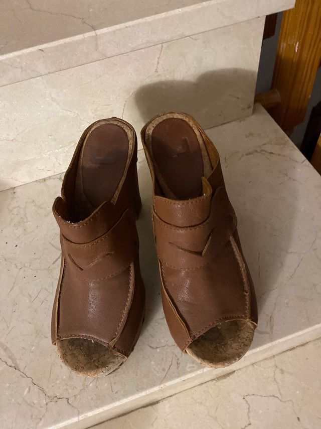 Zuecos marrón Adolfo Domínguez