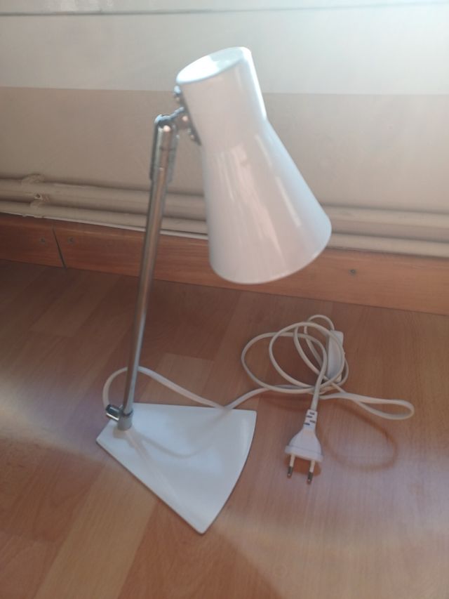 lámpara escritorio blanca y aceroinox. 
