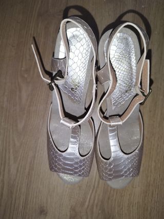 zapatos de tacón alto y plataforma 
