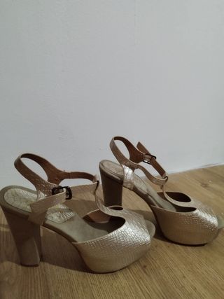 zapatos de tacón alto y plataforma 