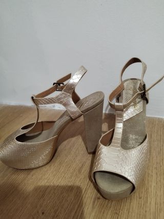 zapatos de tacón alto y plataforma 