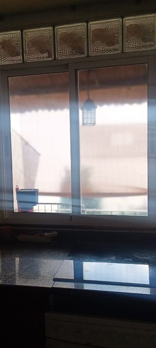 ventana de aluminio blanco